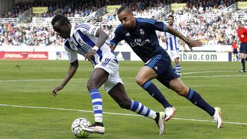 Danilo, peleando un bal&oacute;n con Bruma en Anoeta.