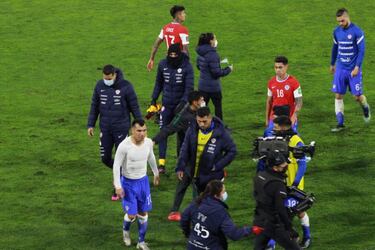 Bolivianos se llevaron las camisetas de Medel y Bravo