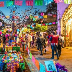 Túnel de luces y altar tradicional: el cuco pueblo mexicano con curiosas celebraciones en el Día de Muertos