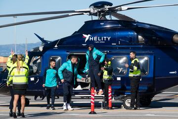 Llegada de los jugadores del Barcelona en helicóptero a Ceuta