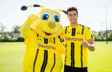 Como jugador del club alemán únicamente jugó nueve partidos antes de marcharse al Newcastle.