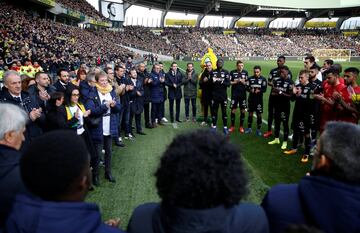 El FC Nantes se ha enfrentado hoy al Nîmes Olympique el cual ha sido la última despedida a el exjugador Emiliano Sala tras su fallecimiento. Los jugadores del club francés ha disputado el partido con vestimenta negra y con el nombre del argentino en la espalda. 
