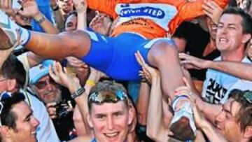 <b>MANTEO. </b>Allan Davis lo festeja con sus compañeros y paisanos.