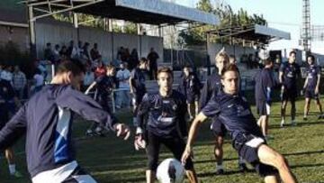 <b>ÚLTIMA SESIÓN. </b>Callejón, Míchel, Tiago, Rivas, Sardinero y Juan Carlos, ayer, realizando un rondo en el campo de Torrejón del Rey.