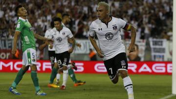 El jugador de Colo Colo Esteban Paredes, celebra su gol contra Audax Italiano
