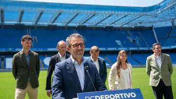 Álvaro García, presidente del Deportivo, y su consejo de administración.