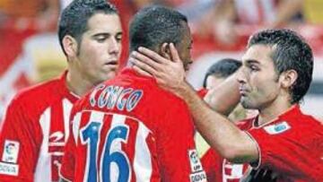 <b>CELEBRACIÓN. </b>David Barral celebró su tanto de falta, que valió tres puntos, con Edwin Congo y el resto del equipo rojiblanco.