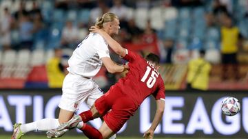 Belgrade (Serbia), 02/06/2022.- Norway's Erling Haaland (L) in action against Serbia's Milos Veljkovic (R) during the UEFA Nations League soccer match between Serbia and Norway in Belgrade, Serbia, 02 June 2022. (Noruega, Belgrado) EFE/EPA/ANDREJ CUKIC
