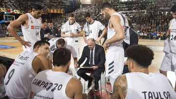 Pablo Laso, entrenador del Real Madrid, durante un tiempo muerte en el partido contra el Barcelona.