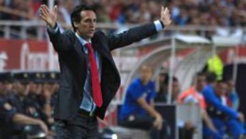 El entrenador del Sevilla FC, Unai Emery, da instrucciones a sus jugadores durante el partido correspondiente a la trigésimo segunda jornada de Liga que disputan frente al Atlético de Madrid hoy en el estadio Sánchez Pizjuán de Sevilla.
