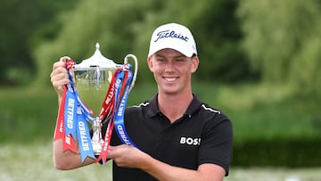 Daniel Hillier sostiene el trofeo de campeón del Masters Británico.