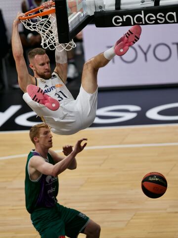 Dzanan Musa se cuelga del aro de modo espectacular para culminar un contraataque.
