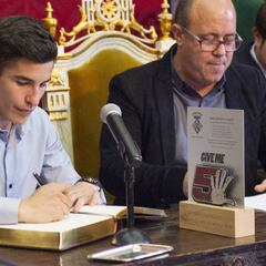 Márquez, recibido por cientos de aficionados en Cervera