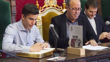 M&aacute;rquez firma el libro de honor en el Ayuntamiento de Cervera.