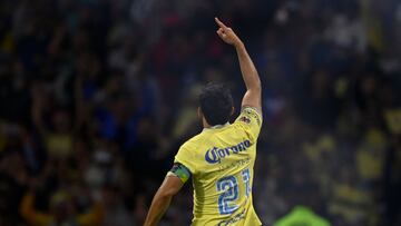 Henry Martin festeja su gol ante Pumas