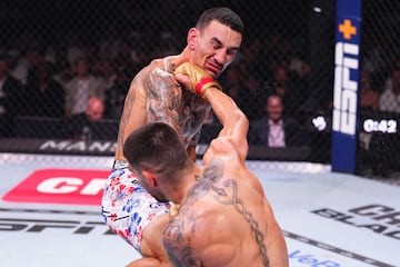 Ilia Topuria y Max Holloway durante la pelea.