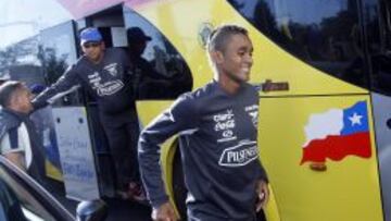 Fidel Martínez, a las puertas del autobús ecuatoriano.