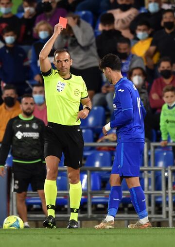 El árbitro Cuadra Fernández enseña la cartulina roja a Carles Aleñá.