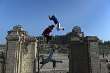 Jóvenes afganos practican sus habilidades de parkour en frente de las ruinas del Palacio Darul Aman en Kabul. Parkour, que se originó en Francia en la década de 1990 y también se conoce como libre en ejecución, consiste en conseguir alrededor de los obstáculos urbanos con una mezcla de ritmo rápido de saltar, saltar, correr y rodar.
