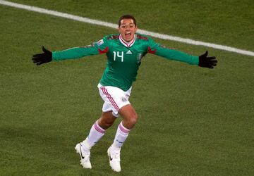 Chicharito tuvo su primera aparición estelar con la Selección Mexicana en el Mundial de Sudáfrica 2010. Entró al minuto 55 del encuentro ante Francia y al 64’ abrió el marcador con una jugada en la que partió al límite del fuera de juego.