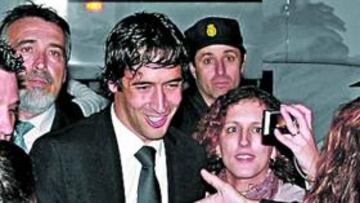 <b>HÉROE. </b>Raúl fue despedido con aplausos en el aeropuerto de Sevilla.