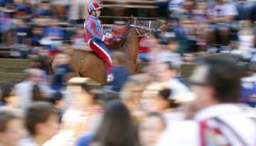 En Siena, desde mediados del siglo XVII, se celebra esta carrera de caballos a pelo con la intención de ganar el Palio, una bandera de seda que representa la Virgen con el Niño.