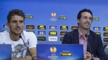 Carri&ccedil;o, junto a Unay Emery en una rueda de prensa durante la Europa League.