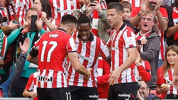 BILBAO, 09/11/2025.- El delantero del Athletic Nico Williams (2i) celebra con sus compañeros el gol marcado al Real Oviedo durante el partido de la jornada 12 de Liga disputado este domingo en el estadio de San Mamés. EFE/Miguel Toña