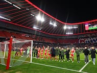 MUNICH (Germany), 01/04/2026.- Players of Bayern Munich celebrate with their supporters after winning the UEFA Women's Champions League quarter final 2nd leg soccer match between Bayern Munich and Manchester United in Munich, Germany, 01 April 2026. (Liga de Campeones, Alemania) EFE/EPA/ANNA SZILAGYI