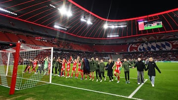 MUNICH (Germany), 01/04/2026.- Players of Bayern Munich celebrate with their supporters after winning the UEFA Women's Champions League quarter final 2nd leg soccer match between Bayern Munich and Manchester United in Munich, Germany, 01 April 2026. (Liga de Campeones, Alemania) EFE/EPA/ANNA SZILAGYI
