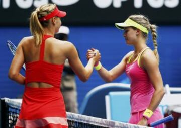 Maria Sharapova se quedó con el duelo ante Eugenie Bouchard para llegar a semifinales del Abierto de Australia el martes.