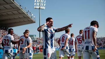 LEGANÉS, 02/06/2024.- El delantero del Leganés, Miguel de la Fuente, celebra el primer gol del equipo madrileño durante encuentro correspondiente a la última jornada de la Liga Hypermotion que Leganés y Elche disputan hoy Domingo en el estadio de Butarque, en la localidad madrileña. EFE / Daniel González.
