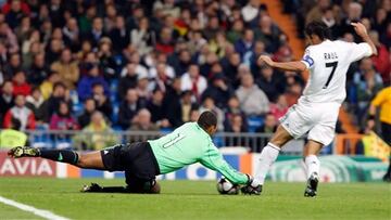 Raúl aprovecha una indecisión de Dida, que no ataja el balón, y empata el partido (1-1) en la victoria final (2-3) del Milan en el Santiago Bernabéu en octubre de 2009.