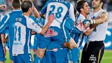 <b>A TOPE. </b> El Recreativo celebra exhausto la victoria al fi nal del partido.