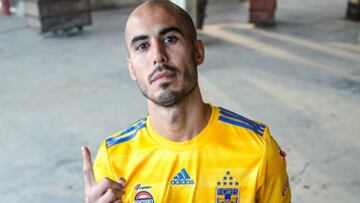 Guido Pizarro usando la nueva playera de Tigres.