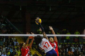 La Selección Colombia de voleibol detonó alegría en el Coliseo El Salitre al ganarle a Perú 3-0. El país sueña con un cupo a Tokio que se define contra Argentina.