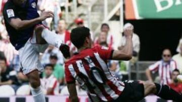 <b>CON MUCHA CLASE. </b>Movilla fusila con la zurda a Iraizoz, ante la impotencia de De Marcos y el guardameta del Athletic.