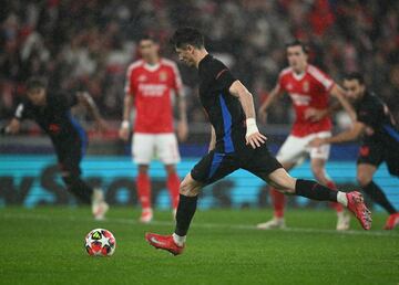 4-3. Robert Lewandowski, calca el lanzamiento de su primer gol desde los once metros y marca el tercero del conjunto cul.