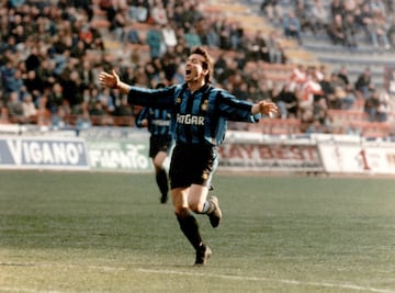 Máximo goleador del Inter de Milán en la Serie A con 16 goles en 31 partidos en la temporada 90/91