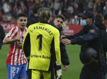 Bronca en el césped tras finalizar el partido entre los jugadores de ambos equipos.  En la imagen, Gaspar Campos y Joan Femení­as.