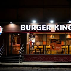 Se van de ‘botellón’ fuera de su horario laboral, Burger King les despide y la Justicia avala la decisión con procedente
