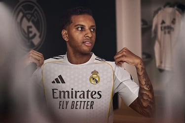 Rodrygo Goes con la nueva equipación del Real Madrid para la temporada 2025-26.