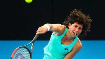 Carla Su&aacute;rez saca durante su partido ante Elina Svitolina en el torneo de Brisbane.