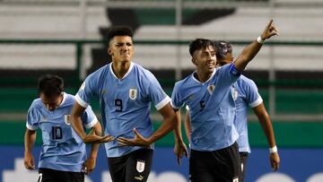 AMDEP398. CALI (COLOMBIA), 22/01/2023.- Fabricio Díaz (d) de Uruguay celebra un gol hoy, en un partido de la fase de grupos del Campeonato Sudamericano Sub'20 entre las selecciones de Chile y Uruguay en el estadio Deportivo Cali en Cali (Colombia). EFE/ Ernesto Guzmán Jr.
