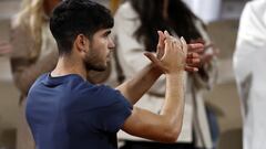 Carlos Alcaraz aplaude a los espectadores después de ganar a Sebastian Korda en Roland Garros.