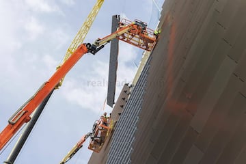 Las lamas del exterior ya están instalándose en la fachada del nuevo Santiago Bernabéu. Serán una de las grandes características del nuevo feudo blanco.