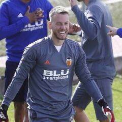 Valencia: Neto regresa a Turín en su mejor momento