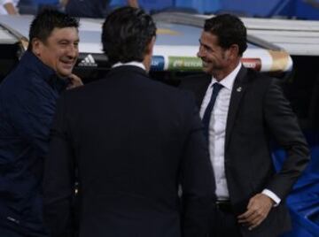 Hierro, El Mono Burgos y Caminero se saludan antes del partido