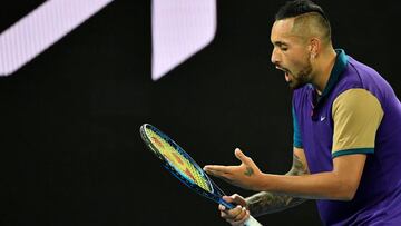 Nick Kyrgios se lamenta tras un punto durante su partido ante Dominic Thiem en el Open de Australia.