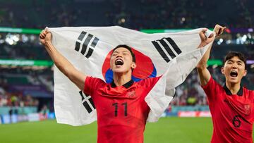 Hwang Heechan festeja el triunfo de Corea del Sur sobre Portugal en la fase de grupos de Qatar 2022.